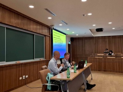 交流階段林佳和主任確認提問者的表達內涵，精確轉譯予Krause教授