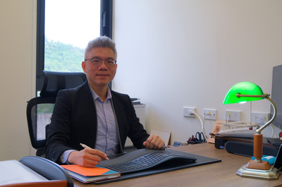 位於法學院大樓，光線明亮的研究室正是法律學系陳龍昇副教授鑽研判決案例分析的思考空間。