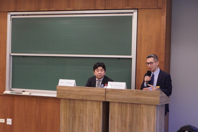 黃士軒教授開場介紹本場主講人與與談人。由左而右為日本東京大學法學政治學研究科的研究科長兼法學部長橋爪隆教授、本院黃士軒教授。